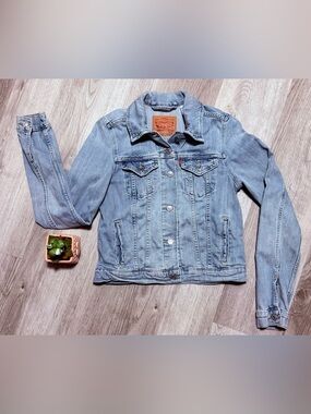 Levi's Light Blue Original Trucker Denim Jacket with Branded Metal Snap